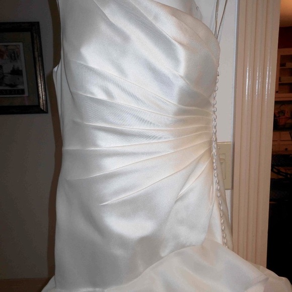 Vera Wang -“ The White Collection” Wedding gown 🔥 - Picture 7 of 16